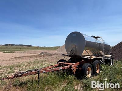 1977 Walker 2,700-Gal Stainless Steel S/A Tanker Trailer w/T/A Front Dolly