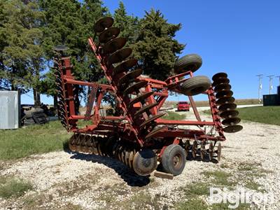 Case IH 3900D 26’ Folding 3-Section Pull-Type Tandem Disk