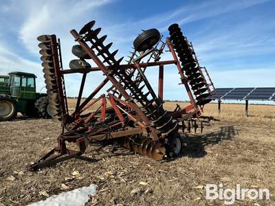 International 490 33’ tandem disk