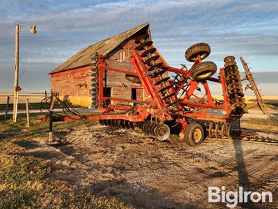 International 496 25' Disc