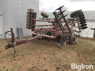 International 496 20' Wing Fold Disk