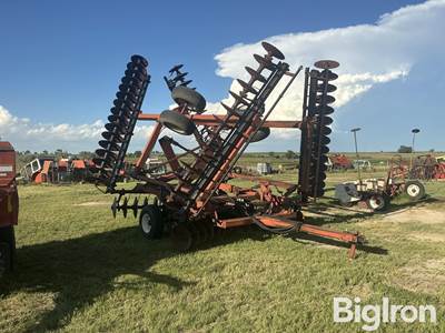 International 496 33’ Folding Tandem Disk