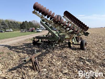 John Deere 220 Folding Disc
