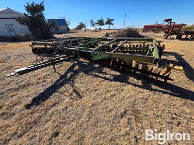 John Deere 330 Offset Disk