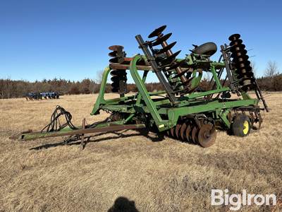 John Deere 335 Disk