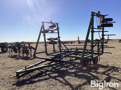 John Deere 1600 30' Chisel