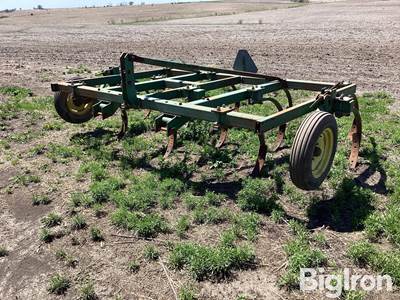 John Deere 1610 Chisel Plow