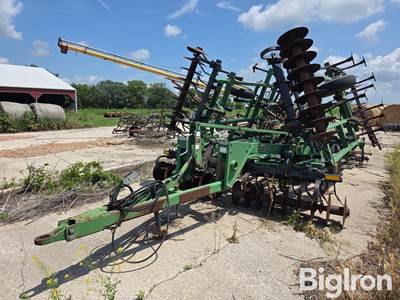 John Deere 726 Soil Finisher