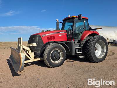 Case 215 MFWD Tractor w/ Dozer Blade