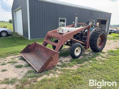 David Brown 990 2WD Tractor w/Loader