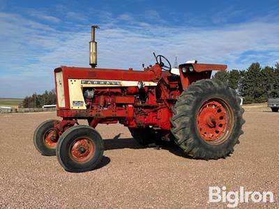 1966 Farmall / International 706 2WD Tractor