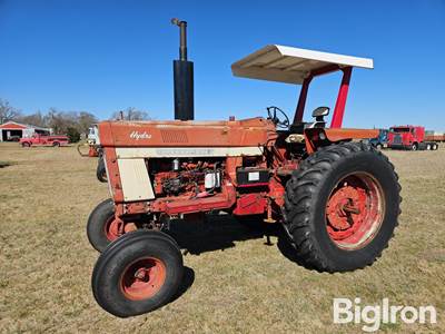 1972 Farmall 1066 2WD Tractor