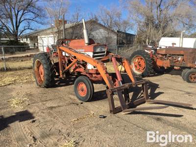 Farmall 560 2WD Tractor w/front loader