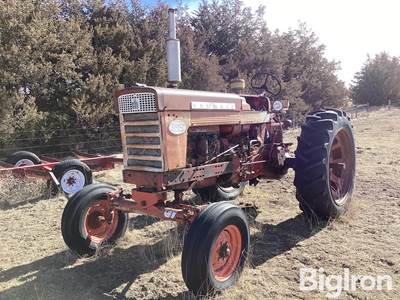 Farmall 560 2WD Tractor