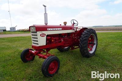 1962 Farmall 560 2WD Tractor W/Wide Front