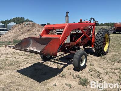 1959 Farmall 560 2WD Tractor w/DU-AL Loader