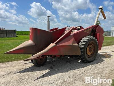Farmall 706 2WD Tractor/Picker/Sheller