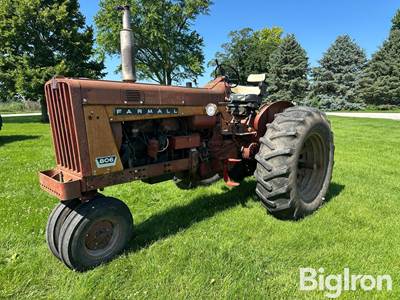 Farmall 806 2WD Tractor