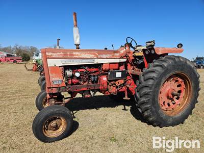 1970 Farmall 826 2WD Tractor
