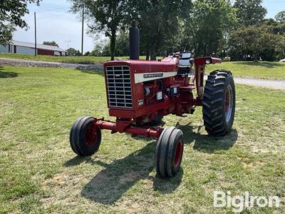 1970 Farmall 826 2WD Tractor