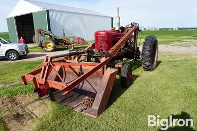 1948 Farmall M 2WD Tractor w/250 DU-AL Loader 7' Bucket & Grapple