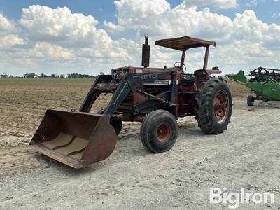 International 1066 Tractor 2WD