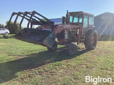 1972 international 1066 2WD Tractor w/Loader