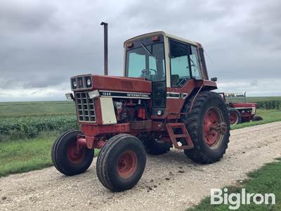 1977 International 1086 Tractor w/ Duals