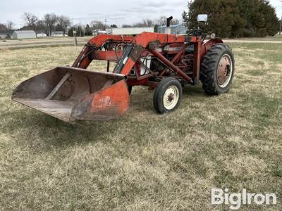 International 354 2WD Tractor w/Loader