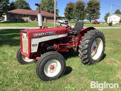 International 424 2WD Tractor
