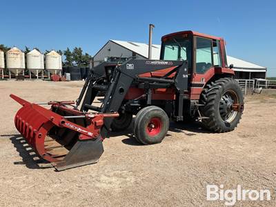 1981 International 5088 2WD Tractor w/Westendorf loader grapple/bale spear