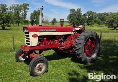 1961 International 560 2WD Tractor