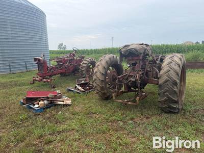 International 560 2WD Tractors For Parts