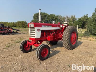 International 560 2WD Tractor