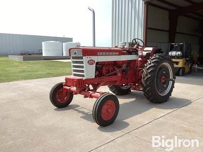 1961 International 560 2WD Tractor