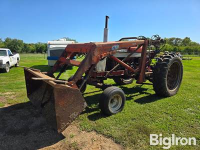 1959 International 560 2WD Tractor w/DU-AL Loader