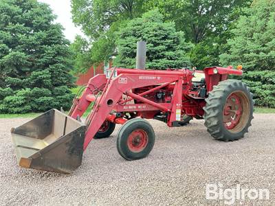 1976 International 666 2WD Tractor w/Loader