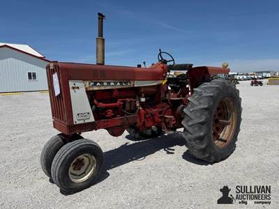 International 806 Diesel 2WD Tractor