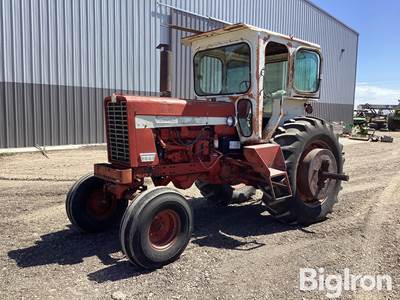 1968 International 856 2WD Tractor