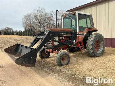 1978 International 886 2WD Tractor w/Loader