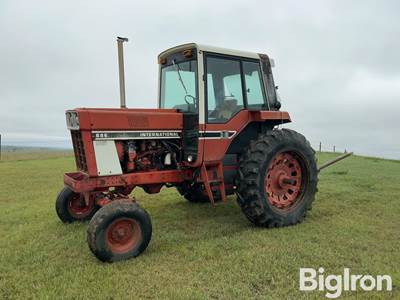 1977 International 886 2WD Tractor