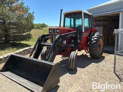 1977 International 986 2WD Tractor w/Loader