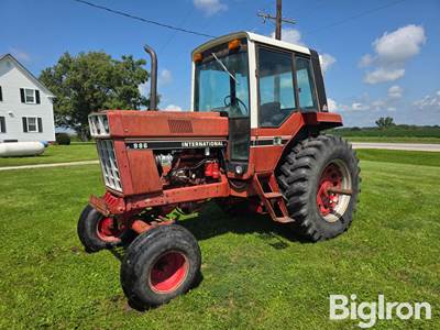 1981 International 986 2WD Tractor
