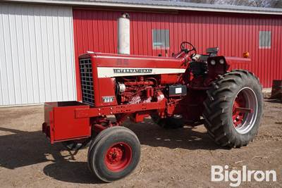 1970 International F826 2WD Tractor