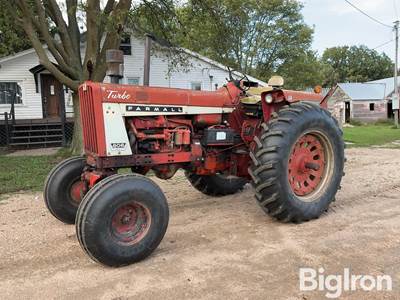 1967 International Farmall 806 2WD Tractor