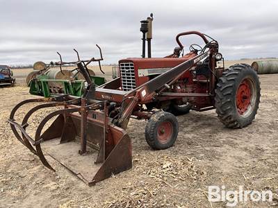 1971 International Farmall 826 2WD Tractor w/Loader