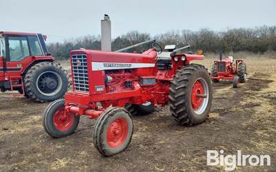 1970 International Farmall 826 2WD Tractor
