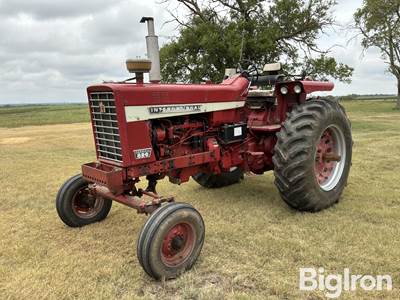 1970 International Farmall 826 2WD Tractor