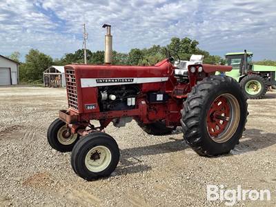 1970 International Farmall 826 2WD Tractor