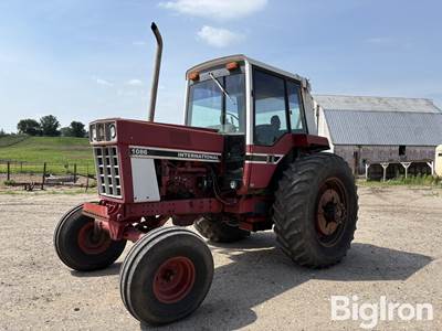 International Harvester 1086 2WD tractor